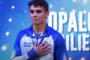 Κηδεία Βασίλη Τόπαλου: Σπαρακτικές σκηνές με κουφέτα, την ελληνική σημαία και τους συναθλητές του με φόρμες της Εθνικής - εικόνα 9