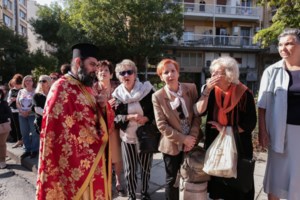 Πιστή μπουγέλωσε και έδειρε με χέρια και με πόδια αστυνομικούς που πήγαν να της κόψουν πρόστιμο επειδή δεν φορούσε μάσκα - εικόνα 2