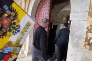 Μονή Εσφιγμένου: "Επέλαση" Ρώσων υπερεθνικιστών με λάβαρα - Είναι τόπος προσευχής όχι προπαγάνδας, λέει ο ηγούμενος - εικόνα 2