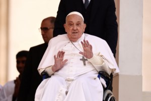 Καλό Πάσχα ευχήθηκε ο Πάπας στους 50.000 πιστούς στην πλατεία του Αγίου Πέτρου: Τους ευλόγησε από το papa mobile - εικόνα 5