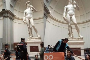 Φλωρεντία: Οργή για τις άσεμνες στάσεις τουρίστριας πάνω σε άγαλμα- Προσποιούνταν ότι έκανε σεξ μαζί του [εικόνες]