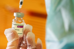 Νέες καθυστερήσεις από την AstraZeneca: Θα παραδώσει τις μισές δόσεις εμβολίων που προβλέπονταν για αυτήν την εβδομάδα - εικόνα 2