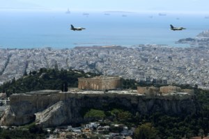 Με παρουσιαστή τον Νίκο Αλιάγα η παρέλαση της 25ης Μαρτίου - Ποια είναι η εντυπωσιακή συμπαρουσιάστριά του - εικόνα 2