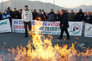 Δεκάδες ορειβάτες και χιονοδρόμοι στο Σύνταγμα - Ζητούν μία "σοβαρή διαδικασία διάσωσης στα βουνά" [Εικόνες]