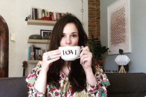 Νόνη Δούνια: Βόλτα στα σοκάκια της Πλάκας με την πανέμορφη κόρη της [εικόνα]