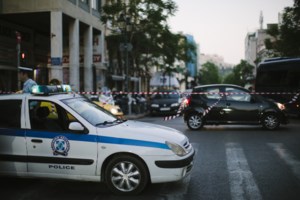 Αθήνα: Αιματηρή σύλληψη αλλοδαπών σε παλαιοπωλείο- Τραυμάτισαν με τζάμι αστυνομικό - εικόνα 2