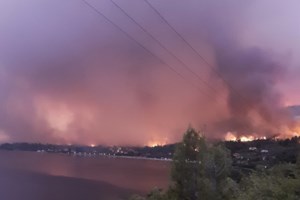 Φωτιά στην Εύβοια: Βίντεο ντοκουμέντο με τη διάσωση 85 πολιτών με φουσκωτά και φέρι μποτ από τις Ροβιές - εικόνα 3