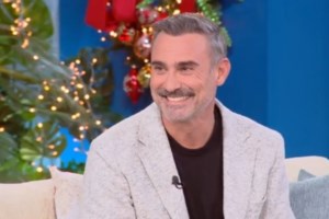 Βασίλης Καρράς: Ο αδελφός του δεν αντέχει να ακούει τα τραγούδια του - "Κλείνω το ραδιόφωνο"