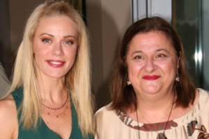 Ζέτα Μακρυπούλια: Στην Άνδρο με... "ευφάνταστα χτενίσματα!"