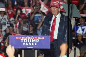 Ο Τραμπ διέκοψε προεκλογική συγκέντρωση για να ακούσει μουσική - Η Χάρις αμφισβητεί τη διανοητική κατάστασή του [βίντεο]