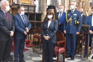 Στη Λέσβο η Σακελλαροπούλου: Την υποδέχτηκαν με "Τα ξύλα" και παραδοσιακή καντάδα [εικόνες]