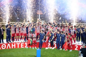 Ολυμπιακός: Σλούκας, Πρίντεζης, Παπανικολάου και Ντόρσεϊ κάνουν ερωτική εξομολόγηση στην κούπα της Euroleague [βίντεο]