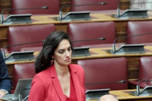 Η Νόνη Δούνια εξηγεί γιατί λιποθύμησε: Ηταν ένα συνδυαστικό επεισόδιο - Πίεσης, κούρασης, αϋπνίας, κλιμακτηρίου