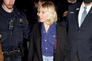 Σιένα Μίλερ: Η 40χρονη σταρ παραδίδει μαθήματα μόδας - Τα Lacoste πουλόβερ και ο τρόπος που τα συνδύασε - εικόνα 8