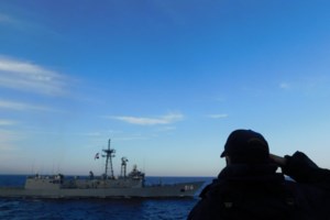 Άλμα με αλεξίπτωτο από τον αρχηγό ΓΕΕΘΑ - Ο στρατηγός Φλώρος πηδά από ελικόπτερο μαζί με τα "βατράχια" [εικόνες - βίντεο]