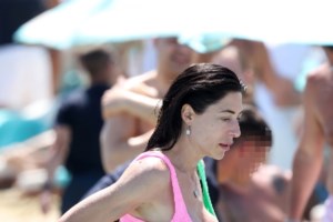 Φλορίντα Πετρουτσέλι: Ποζάρει στην τεράστια πισίνα του εξοχικού της στο Πόρτο Χέλι - εικόνα 5