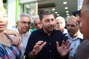 Με λουλούδια και χωρίς δηλώσεις στο σημείο του δυστυχήματος των Τεμπών ο Νίκος Ανδρουλάκης - εικόνα 6