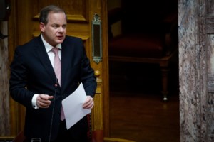 Live η συνεδρίαση της Επιτροπής Θεσμών και Διαφάνειας για την τραγωδία στα Τέμπη