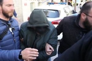 Κρήτη: Γνωστός λυράρης προσήχθη από την ΕΛ.ΑΣ. - Φέρεται να κατέχει υλικό πορνογραφίας