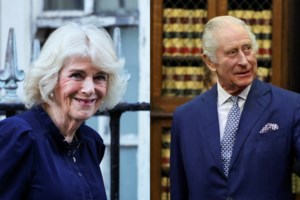 Βασιλιάς Κάρολος: Η στιγμή που βγαίνει από το νοσοκομείο μετά την επέμβαση προστάτη, στο πλευρό του η Καμίλα [Εικόνες] - εικόνα 2