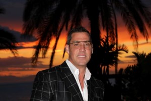 Κηδεία Τζώρτζη Μονογυιού: Στη Μύκονο η σορός του - Θα ταφεί με τα ρούχα του γάμου του [βίντεο] - εικόνα 2