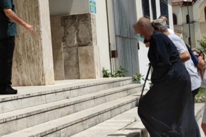 Αγρίνιο: Συγκέντρωση στα δικαστήρια - Ζητούν την προφυλάκιση του ιερέα που κατηγορείται για βιασμό ανήλικης - εικόνα 3