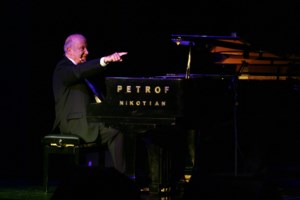 Λουκίλα Καρρέρ: "Έφυγε στην αγκαλιά μου, αυτό είναι ευλογία", συγκλονίζει η σύζυγος του Μίμη Πλέσσα - εικόνα 3