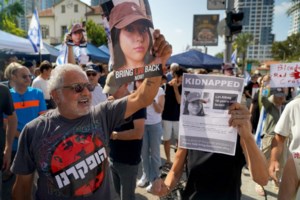 Συγκλονιστικό: 203 άδειες καρέκλες σε λευκό τραπέζι περιμένουν τους ομήρους που κρατά η Χαμάς