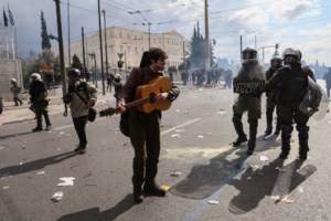 Παύλος Ασλανίδης: "Πήγαμε να δώσουμε οξυγόνο και μας έκαψαν τα πνευμόνια 100 μέτρα από τη Βουλή" - εικόνα 2
