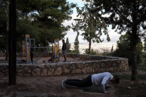 Κορονοϊός: 1.317 παραβάσεις των μέτρων την Παρασκευή - 9 συλλήψεις στη Λάρισα, λουκέτο σε επιχείρηση στην Αθήνα