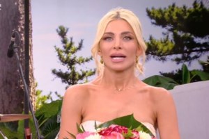 Το look παραλίας της Κατερίνας Καινούργιου: Το απίθανο ολόσωμο μαγιό με την ασορτί αέρινη φούστα