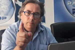 Ιταλία: Aρνητής το "τερμάτισε" - Πήγε να κάνει το εμβόλιο φορώντας ψεύτικο χέρι σιλικόνης