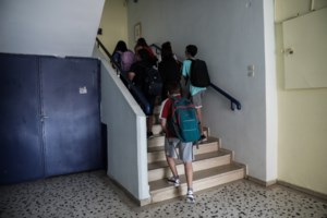 Απίστευτο: Αρνήτρια των "Ελλήνων Αυτόχθονων Ιθαγενών" ''επέβαλε'' πρόστιμο 6 εκατ. ευρώ σε αστυνομικό που την συνέλαβε - εικόνα 3