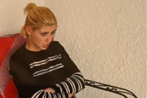 Σία Κοσιώνη: Η βραδινή εμφάνιση σε τόνους του μπεζ -  Το απίθανο πλεκτό σύνολο με το halterneck τοπ - εικόνα 3