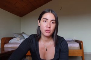 Δικαίωση για την Έλενα Κρεμλίδου: Καταδικάστηκε ο αστυνομικός που διέρρευσε γυμνή φωτογραφία της - Το μήνυμα στο μπλουζάκι της [βίντεο]