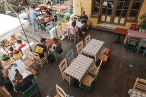 Εμβολιασμένοι και ανεμβολίαστοι: Πώς θα λειτουργήσουν εστιατόρια, μπαρ, σινεμά, θέατρα και γήπεδα από 15 Ιουλίου