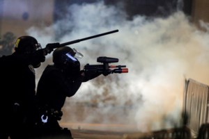 Ισπανία - βίντεο σοκ: Αστυνομικός πατάει στον λαιμό 14χρονο, επειδή δεν φοράει μάσκα - εικόνα 3