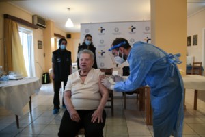 Εμβολιασμός: Ανοίγουν τα ραντεβού για τους πολίτες 65 - 69 ετών, ποιοι ακολουθούν
