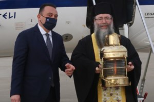 Άγιο Φως: Με ειδική πτήση φτάνει το απόγευμα στην Αθήνα - Τι αλλάζει στη φετινή αποστολή στα Ιεροσόλυμα