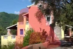 Γιώργος Τράγκας: Αυτό είναι το πέτρινο σαλέ του στον Παρνασσό - Γιατί έφυγε παίρνοντας όλα τα έπιπλα - εικόνα 2