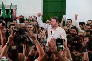 Σύγκρουση Μητσοτάκη - Ανδρουλάκη στη Βουλή πριν από το ραντεβού: "Γαλάζιος" διμέτωπος με ΠΑΣΟΚ και άκρα δεξιά