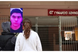 Κυψέλη: Προσπάθησε να μαχαιρώσει και τους αστυνομικούς ο Γεωργιανός - Με αυτά τα όπλα χτύπησε τον 18χρονο και τον διευθυντή