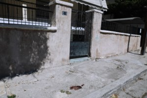 Χανιά: Έπαιξαν μπουνιές σε κεντρική διασταύρωση - Μια γυναίκα και ένας ιερέας προσπαθούν μάταια να τους ηρεμήσουν  [βίντεο]