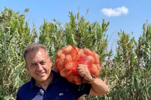 Ξεσάλωσε ο πρώην υπουργός με τον δήμαρχο Πάρου στο Blue Star: Χόρεψαν νησιώτικα μέχρι τελικής πτώσης [βίντεο]