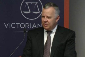 ΗΠΑ: Βίντεο σοκ με τρένο που πέφτει πάνω σε αεροσκάφος - Στο... δευτερόλεπτο σώθηκε ο πιλότος