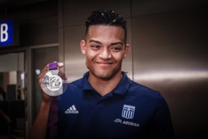 "Ιπτάμενος" Καραλής και πανελλήνιο ρεκόρ στο επί κοντώ