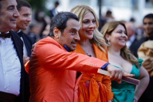 H Κάιλι Μινόγκ σε μια σπάνια εμφάνιση στο κόκκινο χαλί: Με σέξι φόρεμα - κορσέ Versace - εικόνα 5