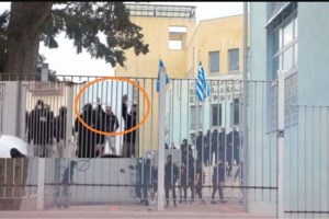 ΕΠΑΛ Σταυρούπολης: Εικόνες σοκ με μαχαίρια και σιδερογροθιές των κουκουλοφόρων χρυσαυγιτών - Αίματα στους διαδρόμους του σχολείου