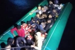 Έβρος: Συνοριοφύλακες καταδιώκουν διακινητή μεταναστών - Κομμάτια ξεκολλούσαν από το αυτοκίνητό του [Βίντεο] - εικόνα 2