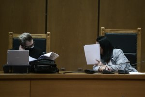 Δίκη Χ.Α.: Φαρμακερή ατάκα Λεπενιώτη σε Μπαρμπαρούση - "Κατηγορούμενος επί 5,5 χρόνια και σας βλέπουμε σήμερα" - εικόνα 7